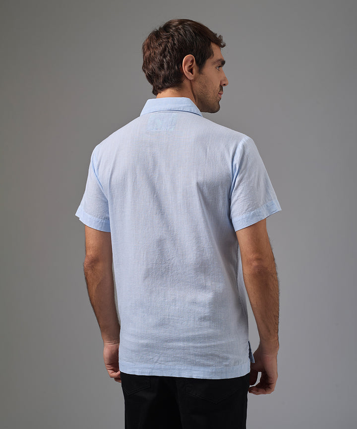 CAMISA MANGA CORTA CUELLO SPREAD PECHERA OCULTA CLASSIC FIT CELESTE PV26