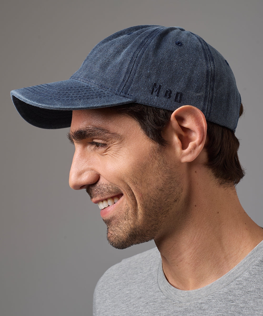 GORRA CON VISERA AZUL