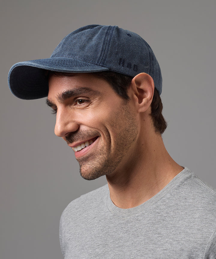 GORRA CON VISERA AZUL