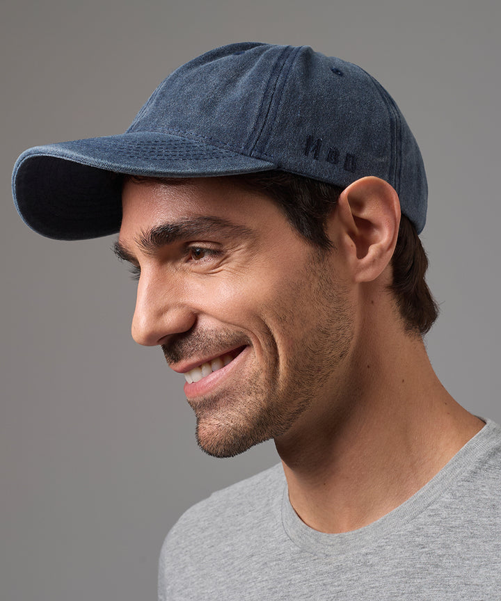 GORRA CON VISERA AZUL