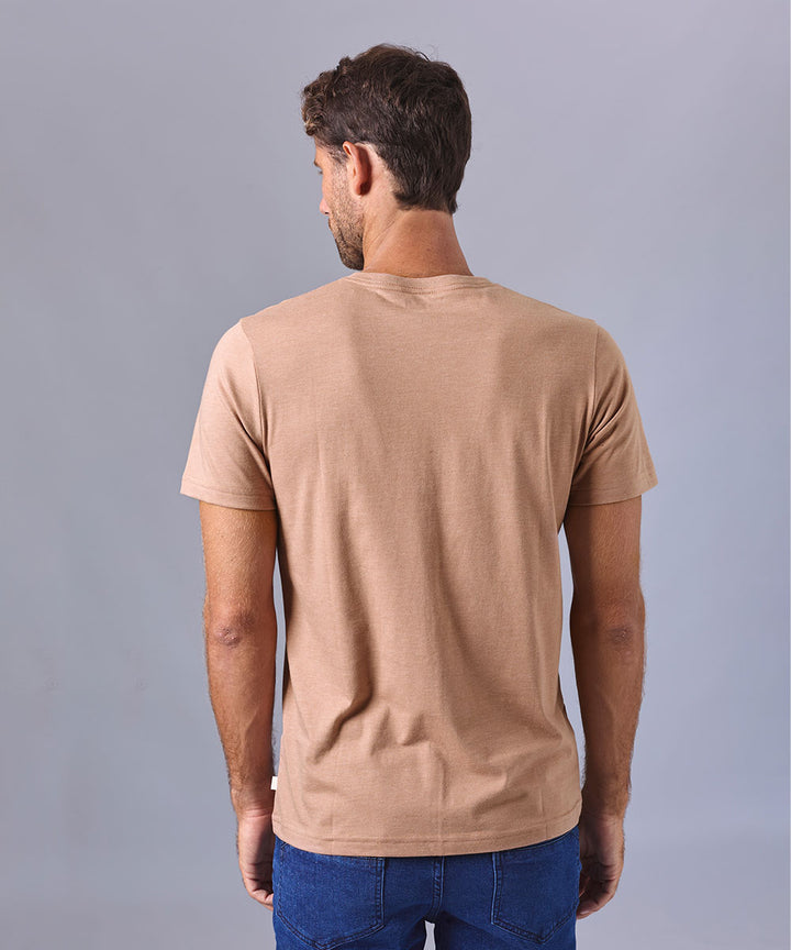 POLO MANGA CORTA BASICO CUELLO V MARRON CLARO OI24