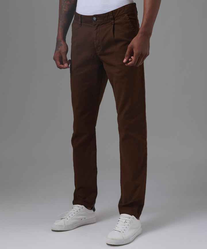 PANTALON BROKER CON PINZAS SLIM FIT MARRON OI25