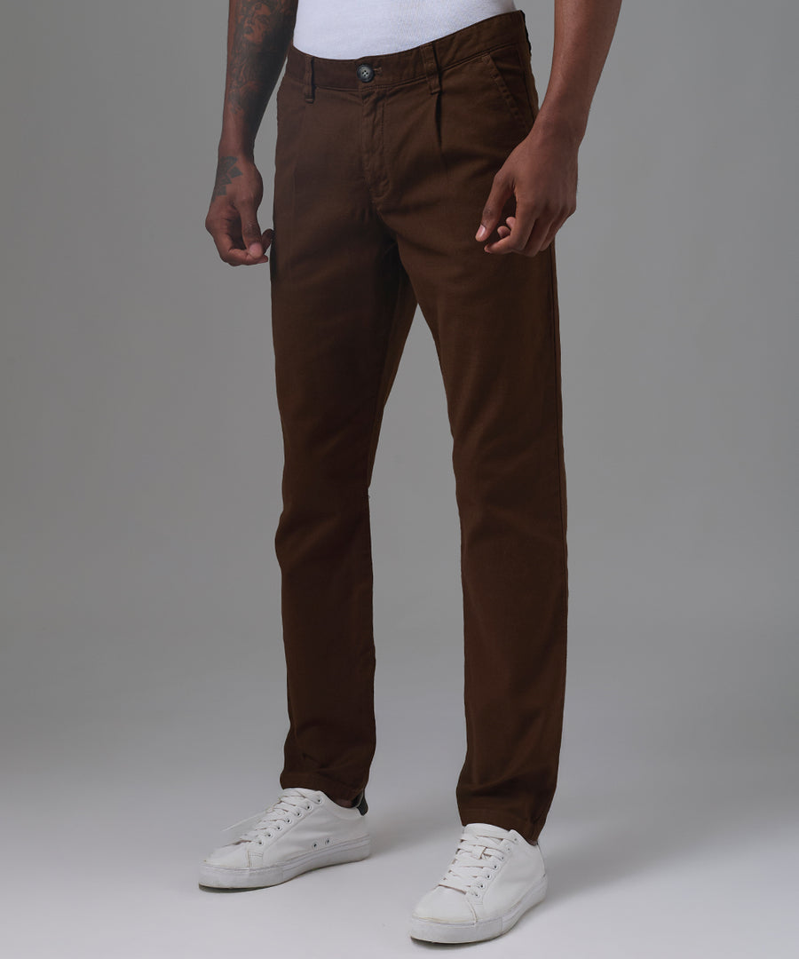 PANTALON BROKEN CON PINZAS SLIM FIT MARRON OI25