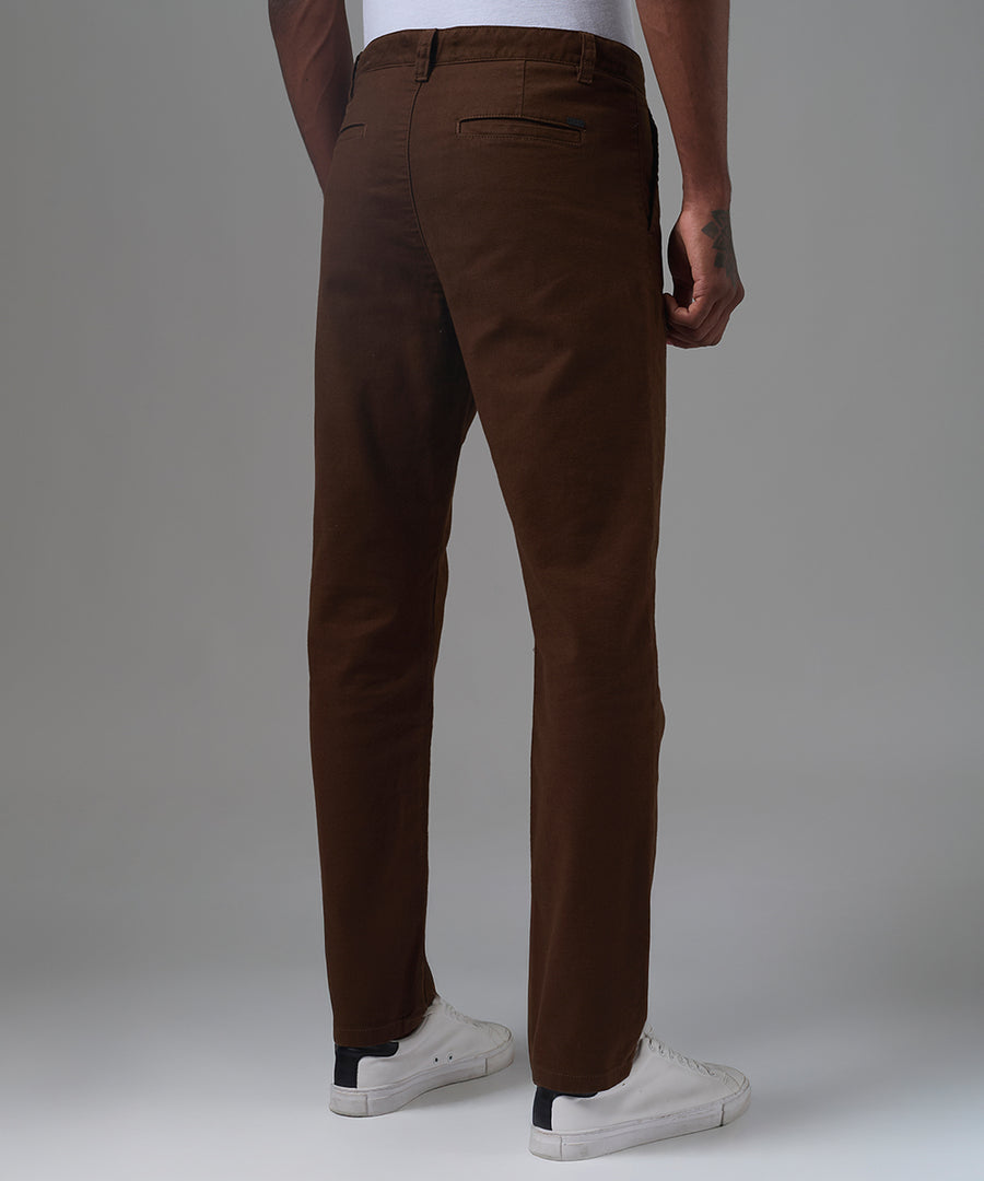 PANTALON BROKEN CON PINZAS SLIM FIT MARRON OI25
