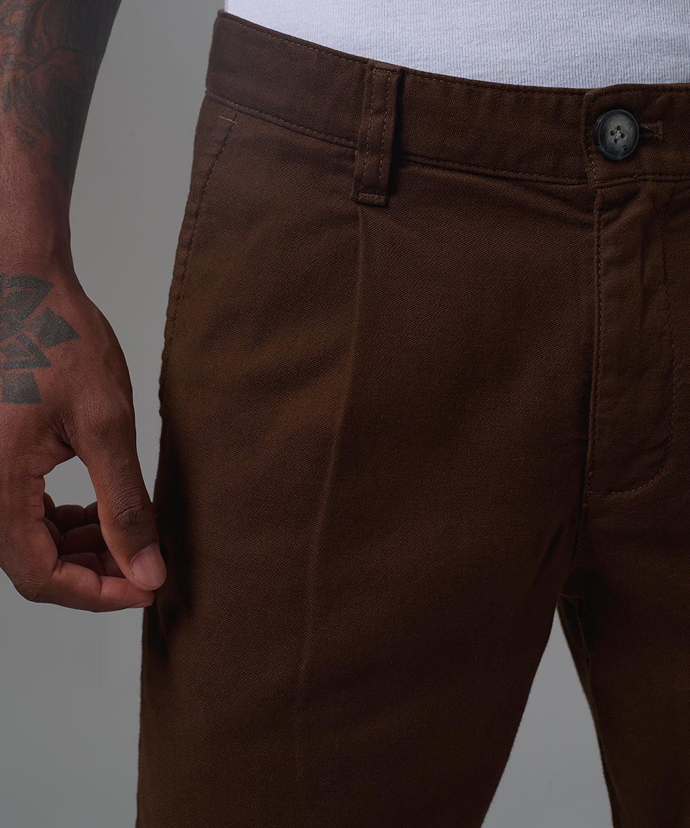 PANTALON BROKER CON PINZAS SLIM FIT MARRON OI25