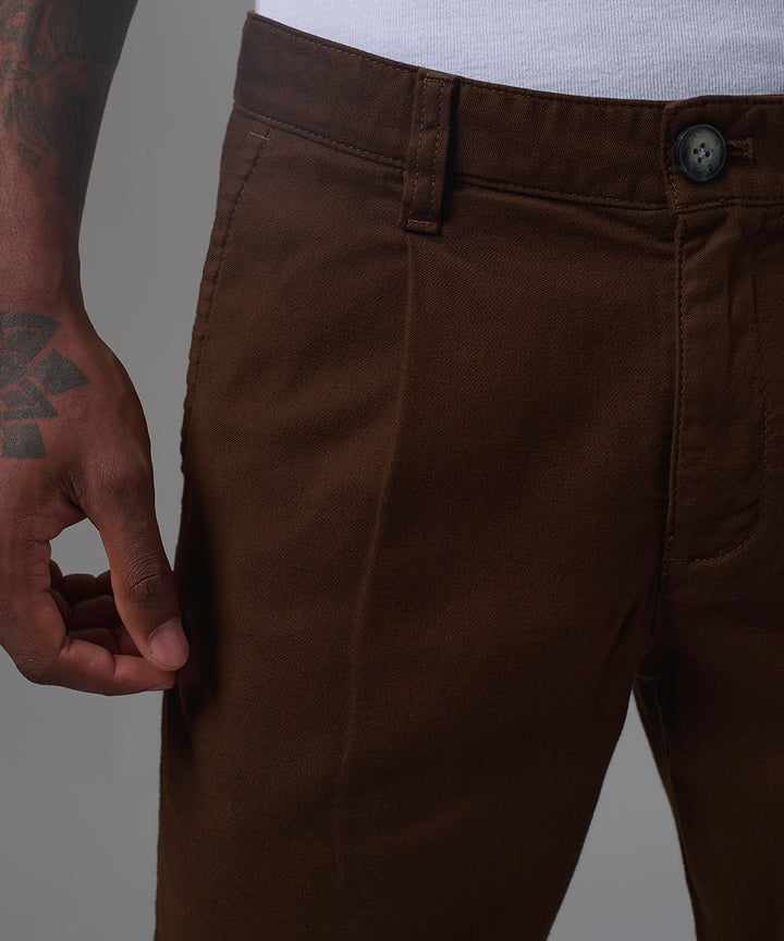 PANTALON BROKER CON PINZAS SLIM FIT MARRON OI25