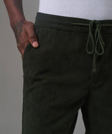 PANTALON CORDUROY CON ELASTICO CLASSIC FIT VERDE MILITAR OI25