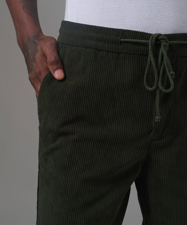 PANTALON CORDUROY CON ELASTICO CLASSIC FIT VERDE MILITAR OI25