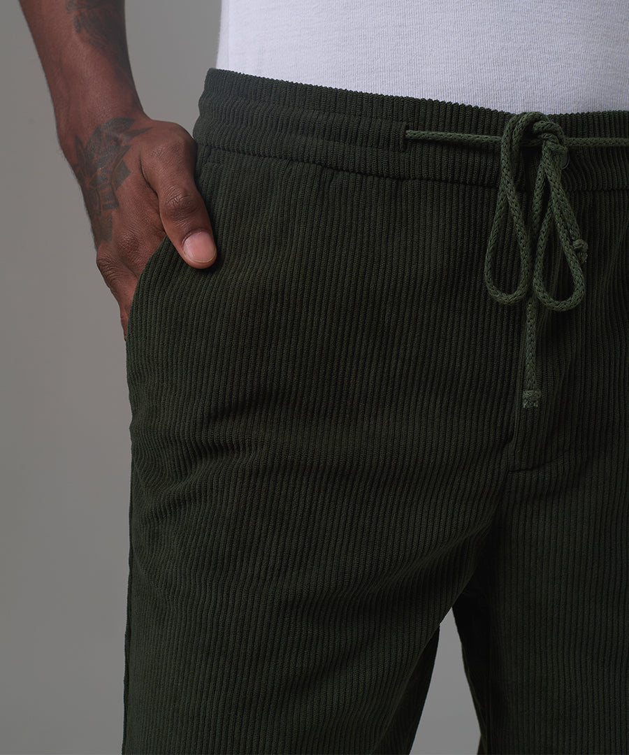 PANTALON CORDUROY CON ELASTICO CLASSIC FIT VERDE MILITAR OI25