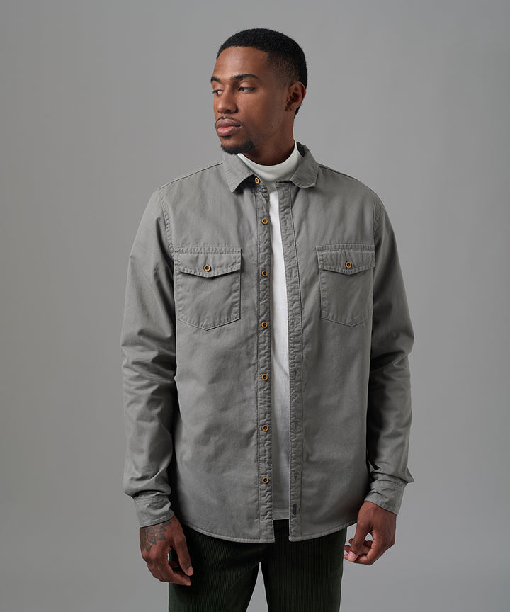 CAMISA MANGA LARGA SOBRECAMISA CLASSIC FIT PLOMO OI25