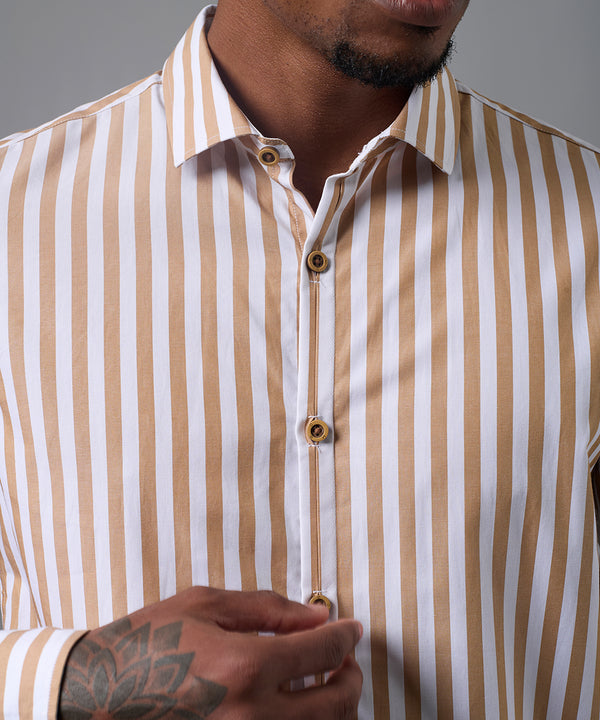 CAMISA MANGA LARGA PECHERA OJAL SLIM FIT CAMELLO RAYAS OI25