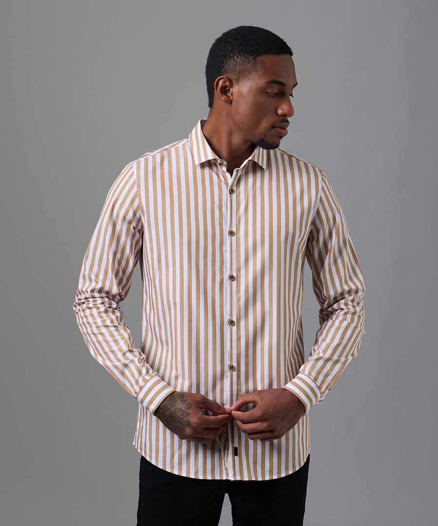 CAMISA MANGA LARGA PECHERA OJAL SLIM FIT CAMELLO RAYAS OI25