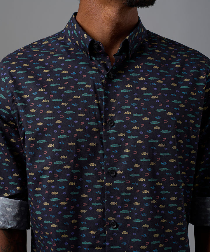 CAMISA MANGA LARGA PECES DE RIO CLASSIC FIT NEGRO ESTAMPADO OI25