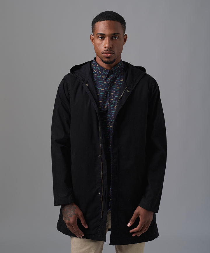 CASACA DRILL PARKA CON CAPUCHA NEGRO OI25
