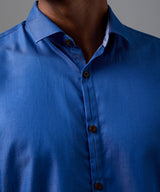 CAMISA MANGA LARGA PECHERA OJAL CLASSIC FIT AZUL OI25
