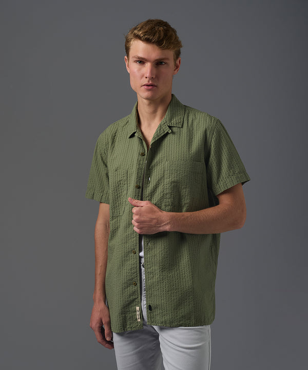 CAMISA MANGA CORTA CUELLO RESORT SEER SUCKER CLASSIC FIT VERDE CLARO PV26