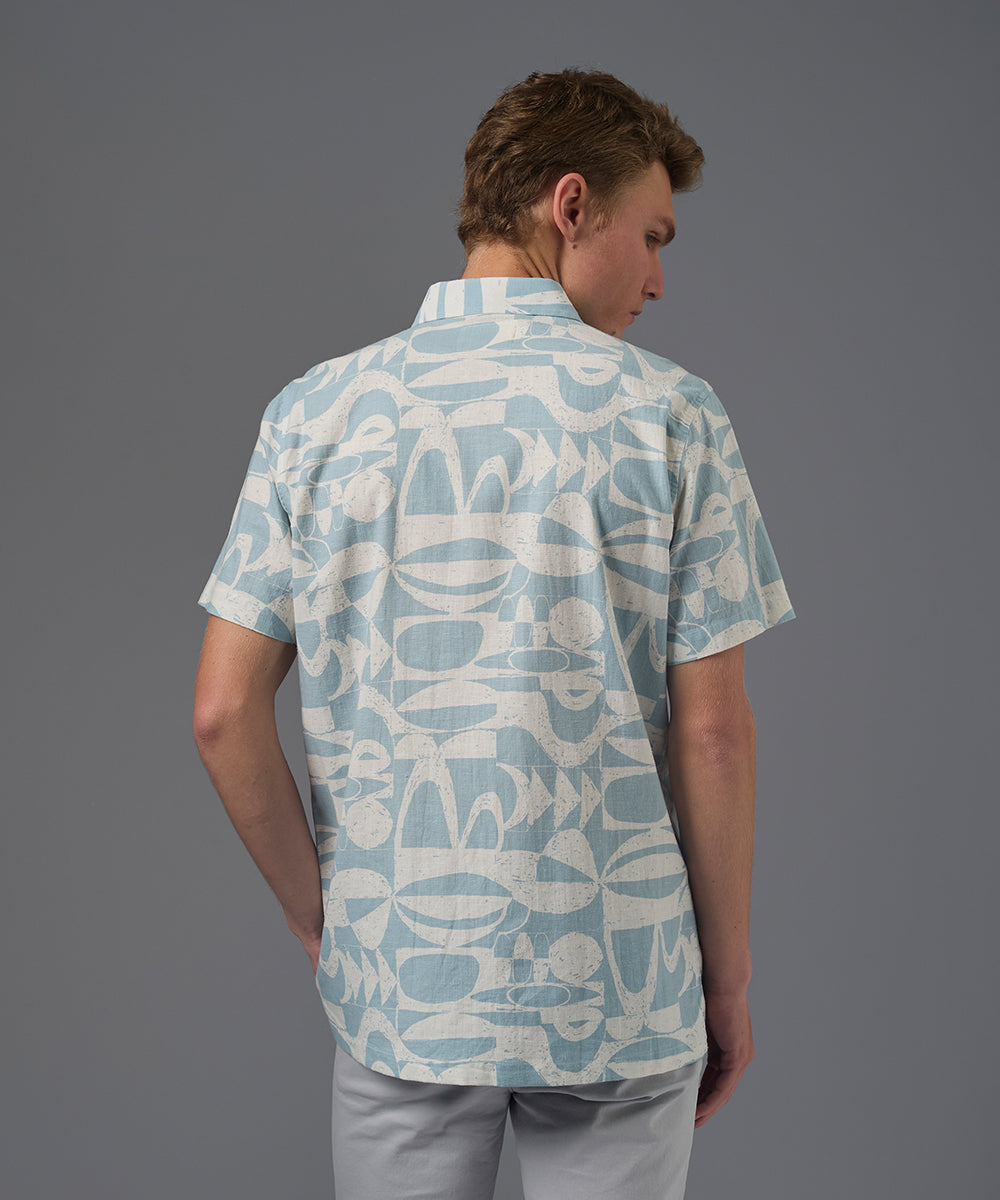 CAMISA MANGA CORTA CUELLO SPREAD PECHERA FRANCESA CLASSIC FIT CELESTE ESTAMPADO PV26