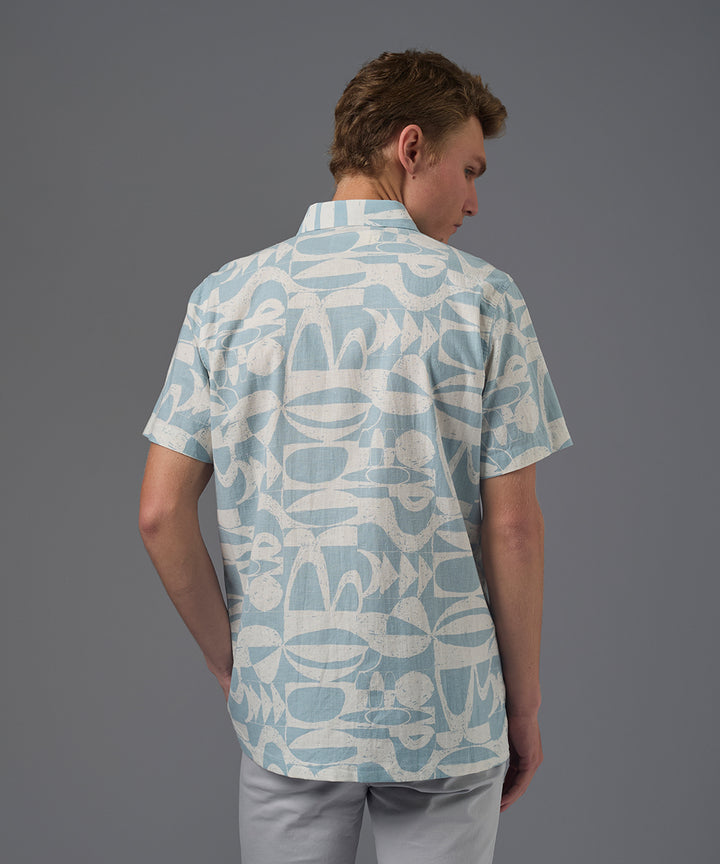 CAMISA MANGA CORTA CUELLO SPREAD PECHERA FRANCESA CLASSIC FIT CELESTE ESTAMPADO PV26