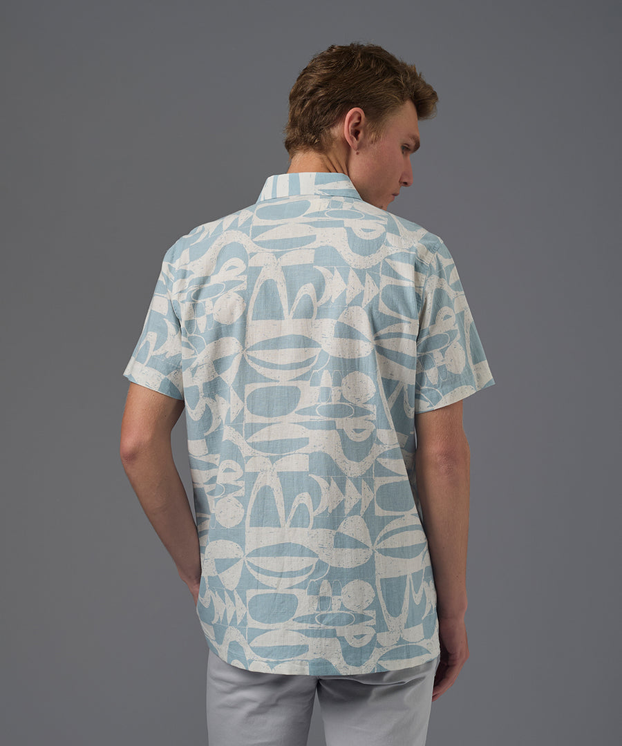 CAMISA MANGA CORTA CUELLO SPREAD PECHERA FRANCESA CLASSIC FIT CELESTE ESTAMPADO PV26