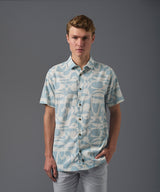 CAMISA MANGA CORTA CUELLO SPREAD PECHERA FRANCESA CLASSIC FIT CELESTE ESTAMPADO PV26