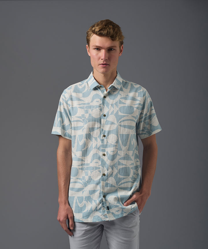 CAMISA MANGA CORTA CUELLO SPREAD PECHERA FRANCESA CLASSIC FIT CELESTE ESTAMPADO PV26