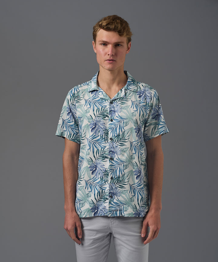 CAMISA MANGA CORTA CHALIS CUELLO RESORT CLASSIC FIT AZUL ESTAMPADO PV26