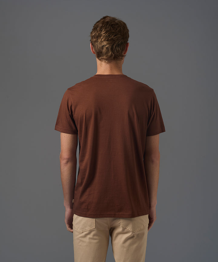 POLO MANGA CORTA JERSEY CUELLO V BASICO MARRON PV26