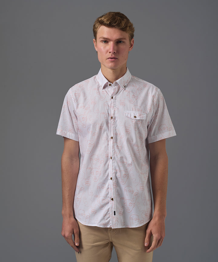 CAMISA MANGA CORTA PECHERA SEMI OCULTA CLASSIC FIT BLANCO ESTAMPADO PV26