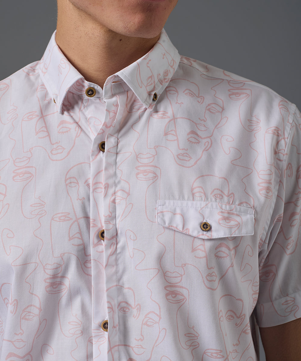 CAMISA MANGA CORTA PECHERA SEMI OCULTA CLASSIC FIT BLANCO ESTAMPADO PV26