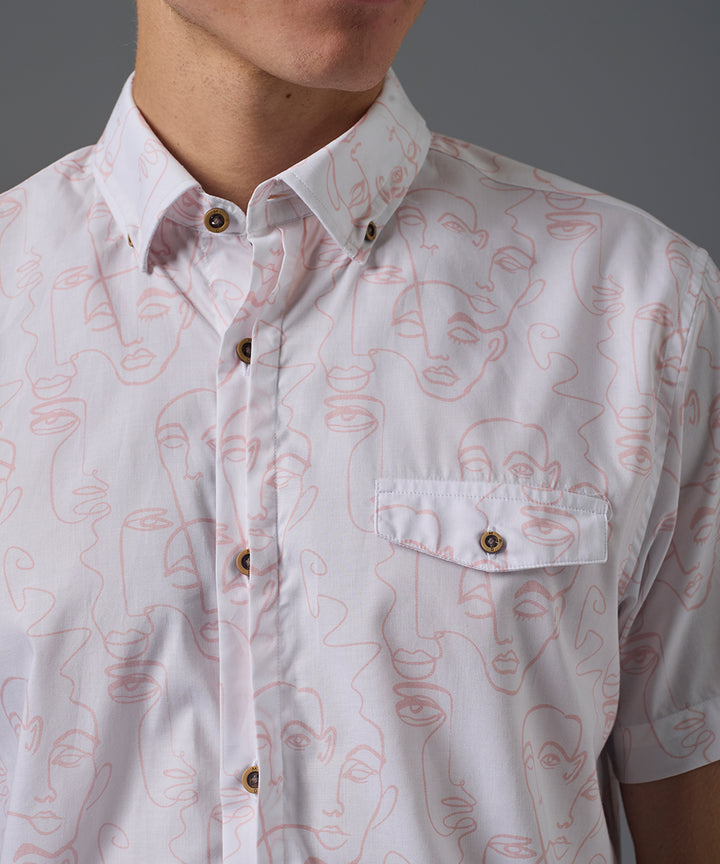 CAMISA MANGA CORTA PECHERA SEMI OCULTA CLASSIC FIT BLANCO ESTAMPADO PV26