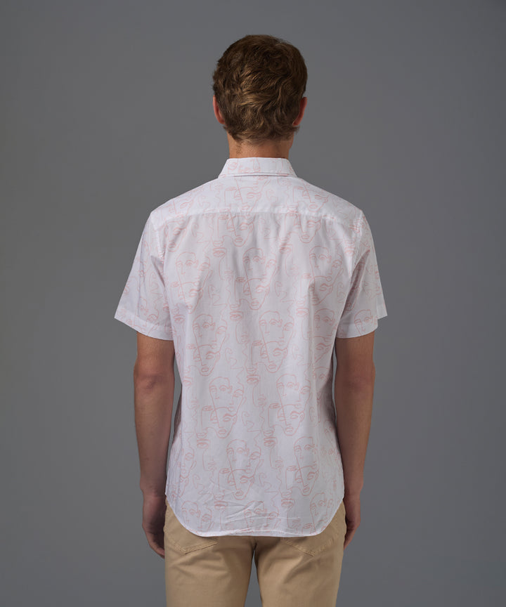 CAMISA MANGA CORTA PECHERA SEMI OCULTA CLASSIC FIT BLANCO ESTAMPADO PV26