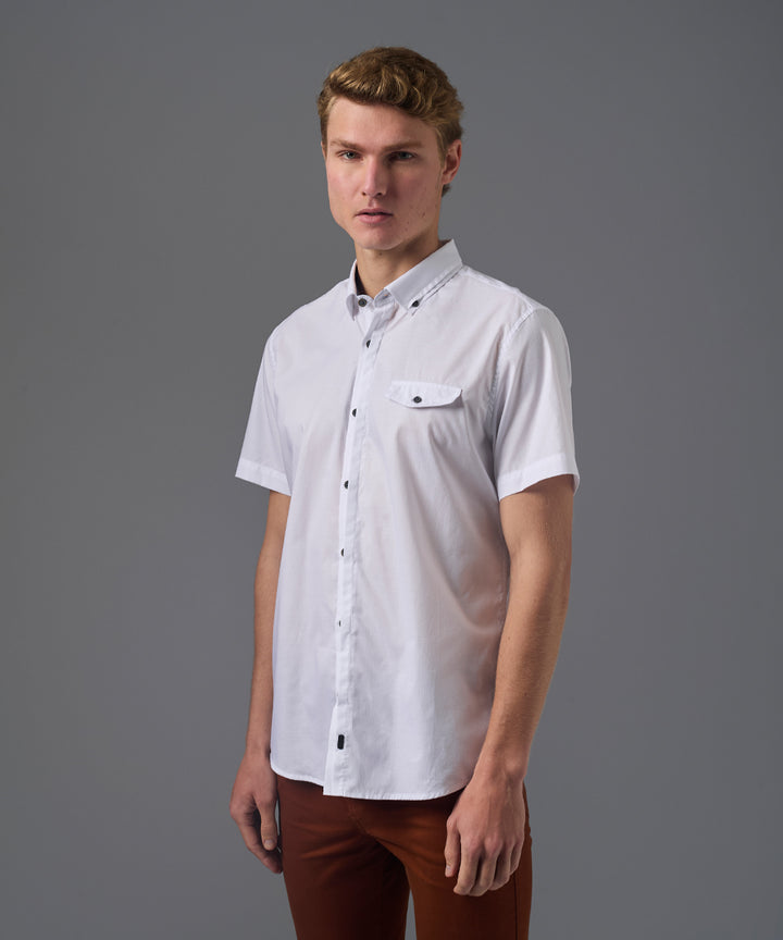 CAMISA MANGA CORTA PECHERA SEMI OCULTA CLASSIC FIT BLANCO PV26