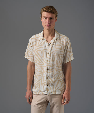 CAMISA MANGA CORTA CHALIS CUELLO RESORT CLASSIC FIT BEIGE ESTAMPADO PV26