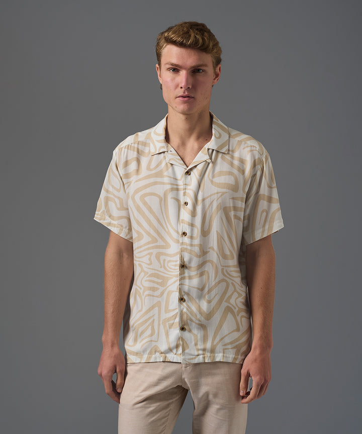 CAMISA MANGA CORTA CHALIS CUELLO RESORT CLASSIC FIT BEIGE ESTAMPADO PV26