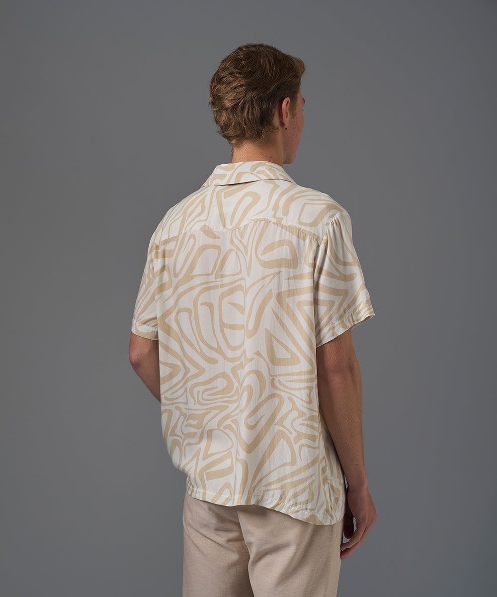 CAMISA MANGA CORTA CHALIS CUELLO RESORT CLASSIC FIT BEIGE ESTAMPADO PV26