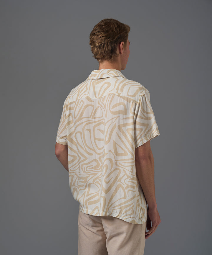 CAMISA MANGA CORTA CHALIS CUELLO RESORT CLASSIC FIT BEIGE ESTAMPADO PV26