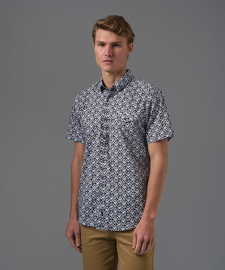 CAMISA MANGA CORTA PECHERA SEMI OCULTA CLASSIC FIT NEGRO ESTAMPADO PV26