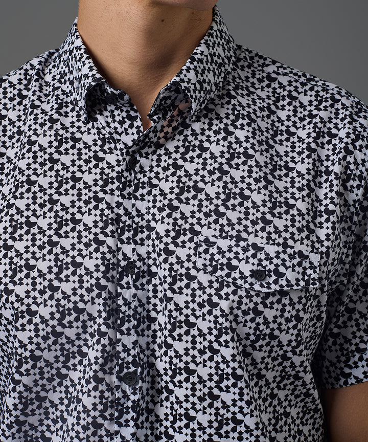 CAMISA MANGA CORTA PECHERA SEMI OCULTA CLASSIC FIT NEGRO ESTAMPADO PV26