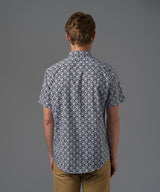 CAMISA MANGA CORTA PECHERA SEMI OCULTA CLASSIC FIT NEGRO ESTAMPADO PV26