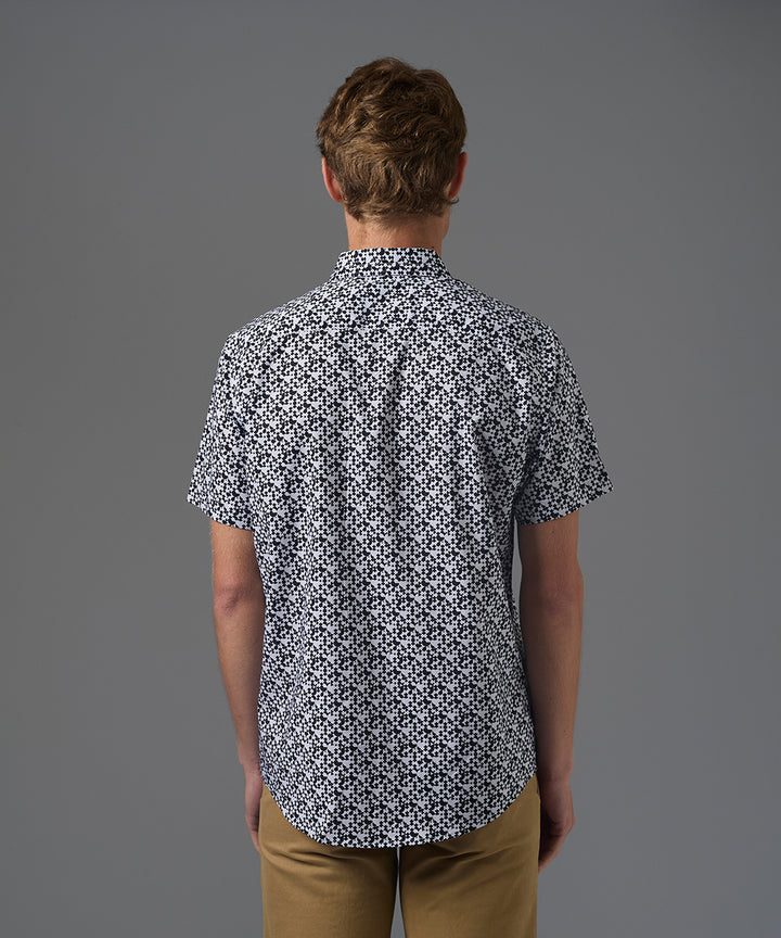 CAMISA MANGA CORTA PECHERA SEMI OCULTA CLASSIC FIT NEGRO ESTAMPADO PV26