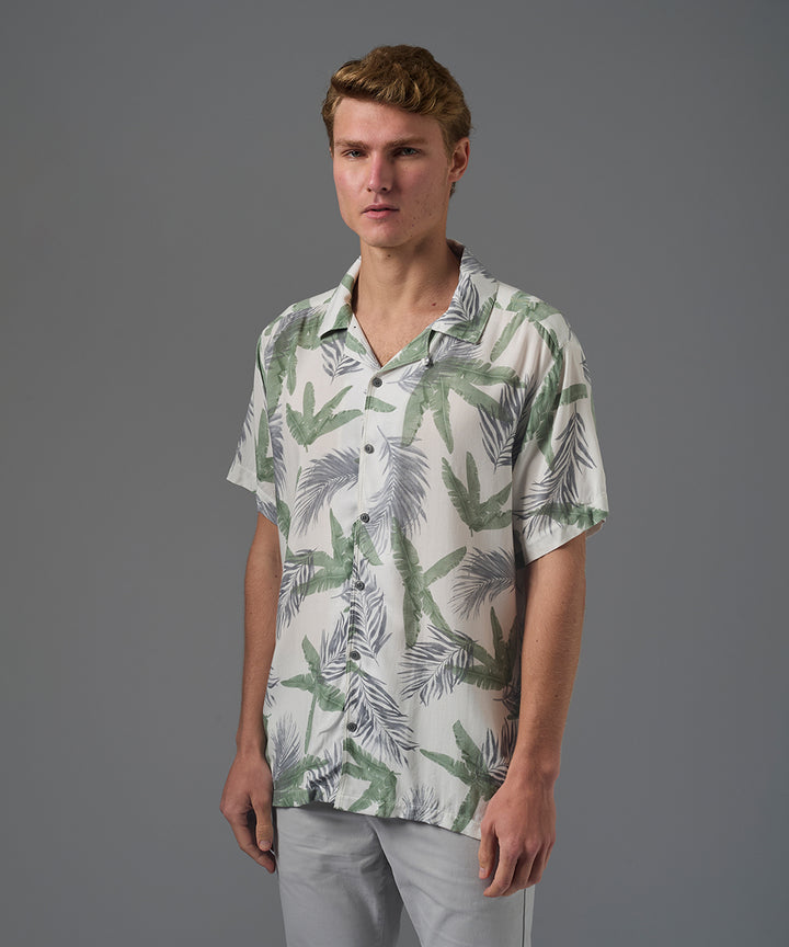 CAMISA MANGA CORTA CHALIS CUELLO RESORT CLASSIC FIT ESTAMPADO VERDE PV26