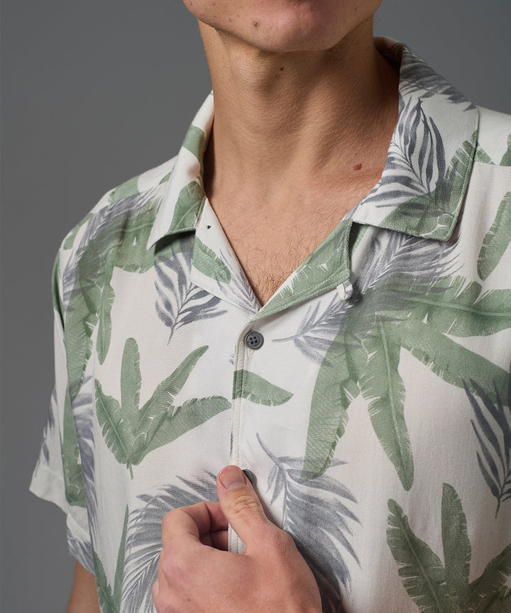 CAMISA MANGA CORTA CHALIS CUELLO RESORT CLASSIC FIT ESTAMPADO VERDE PV26