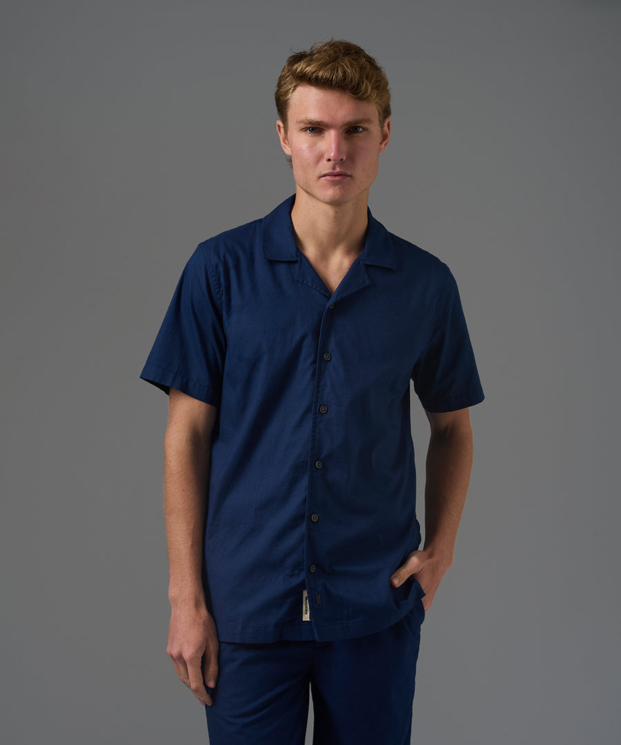 CAMISA MANGA CORTA LOOK LINO CUELLO RESORT CLASSIC FIT AZUL MARINO PV26