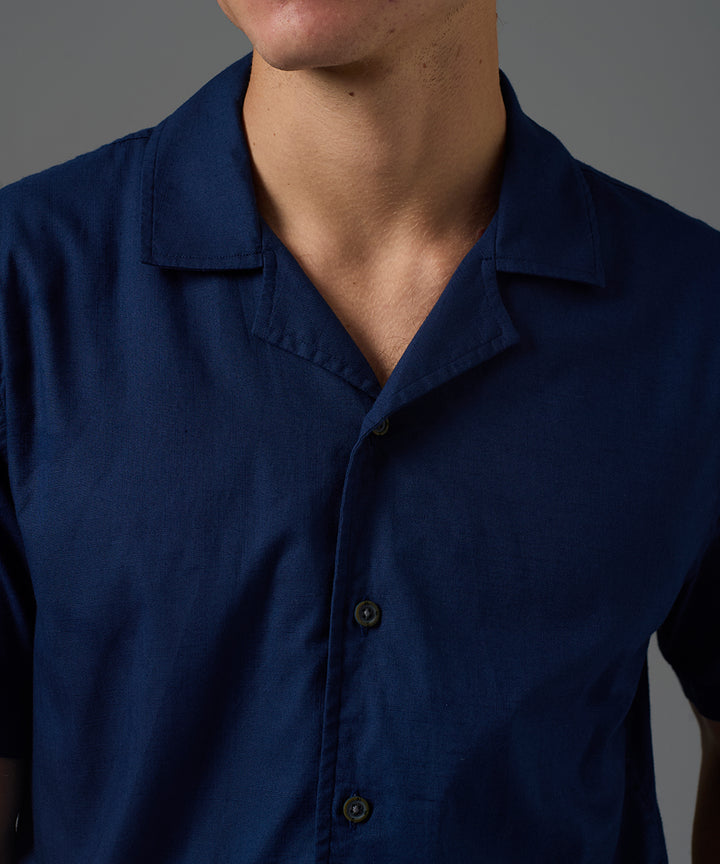 CAMISA MANGA CORTA LOOK LINO CUELLO RESORT CLASSIC FIT AZUL MARINO PV26