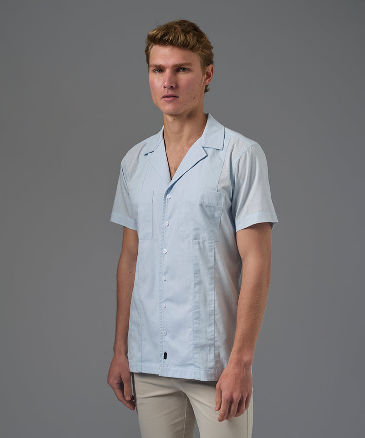 CAMISA MANGA CORTA LOOK LINO CUELLO RESORT GUAYABERA CLASSIC FIT CELESTE PV26