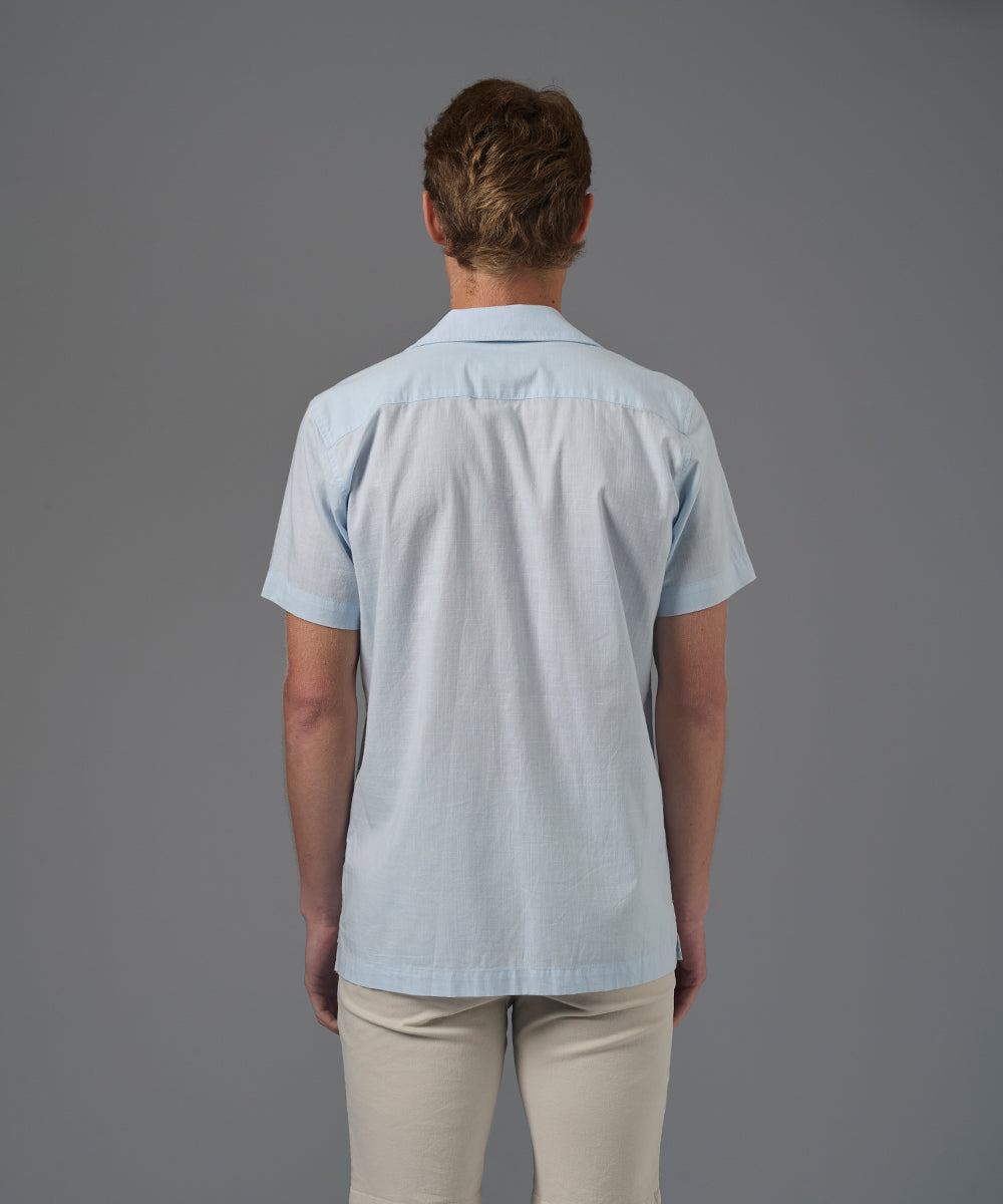 CAMISA MANGA CORTA LOOK LINO CUELLO RESORT GUAYABERA CLASSIC FIT CELESTE PV26