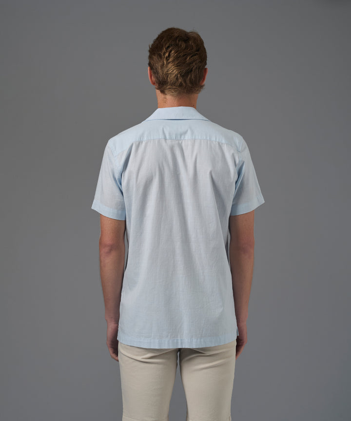 CAMISA MANGA CORTA LOOK LINO CUELLO RESORT GUAYABERA CLASSIC FIT CELESTE PV26