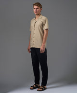 CAMISA MANGA CORTA LOOK LINO CUELLO RESORT CLASSIC FIT BEIGE PV26