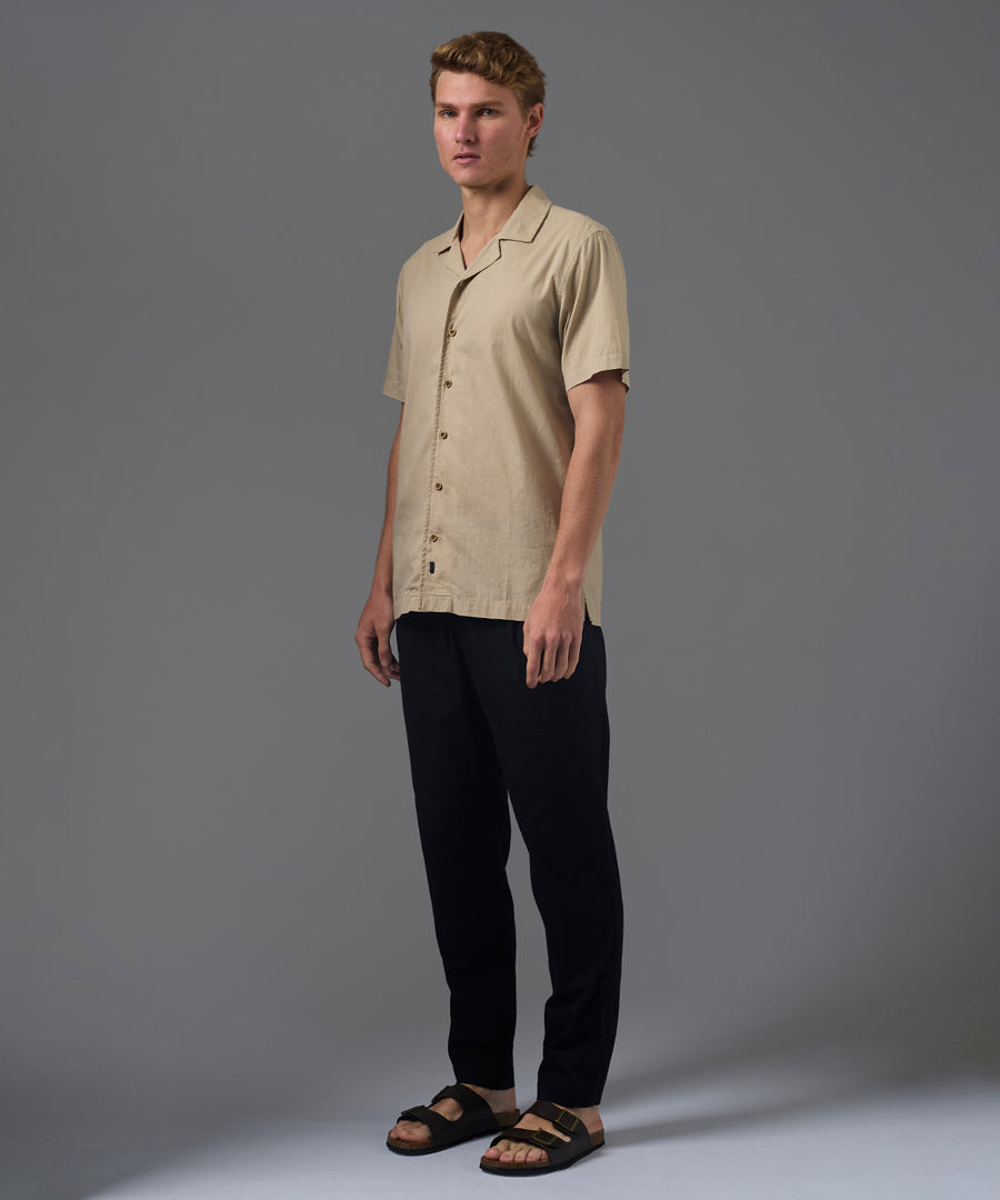 CAMISA MANGA CORTA LOOK LINO CUELLO RESORT CLASSIC FIT BEIGE PV26