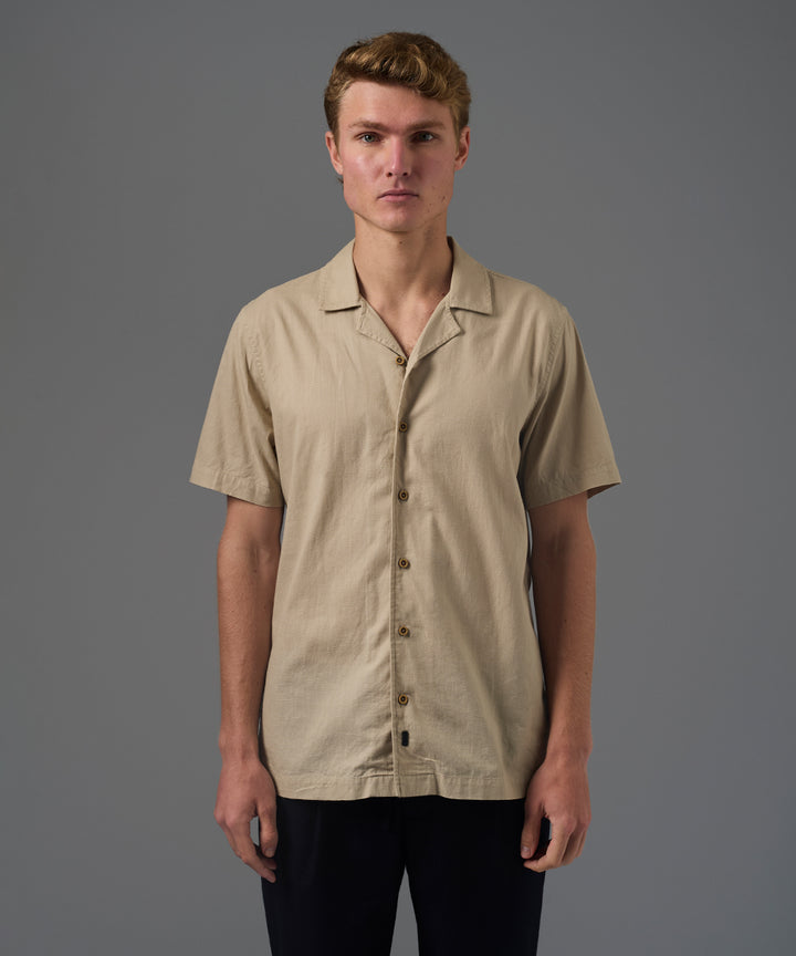 CAMISA MANGA CORTA LOOK LINO CUELLO RESORT CLASSIC FIT BEIGE PV26